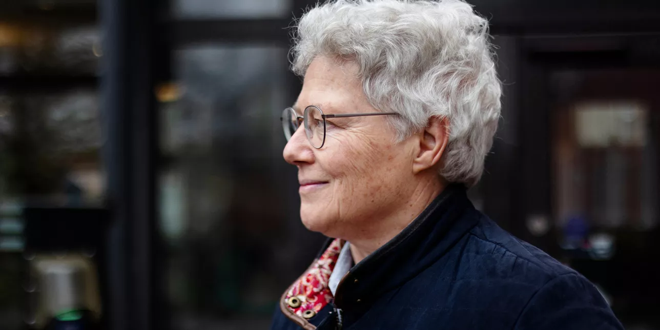 Porträttfoto på Nobelpristagaren Anne L'Huillier i profil.