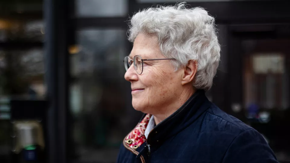 Porträttfoto på Nobelpristagaren Anne L'Huillier i profil.