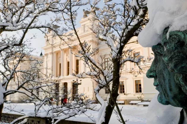 Universitetshuset i snöskrud. Foto: Kennet Ruona.