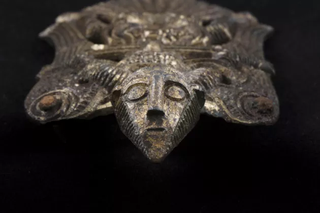 Ett beslag som kan ha smyckat en hjälm som finns på Historiska museet.