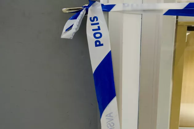 Polisavspärrningar på en dörr.