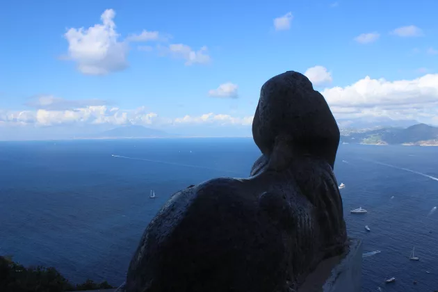 Sfinxskulptur med utsikt över havet. Foto.