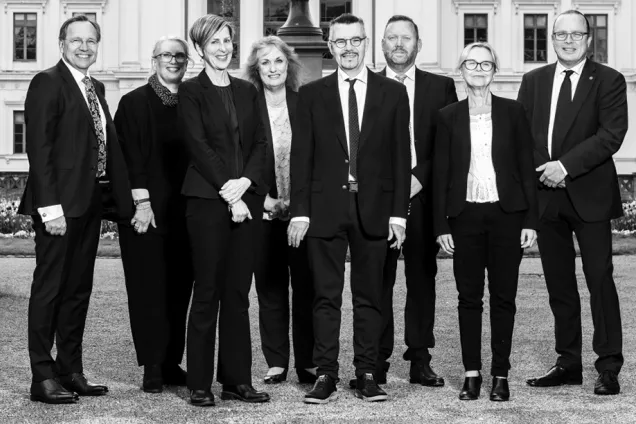 Foto på universitetsledningen ståendes utanför universitetshuset. Kennet Ruona.