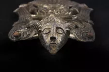 Ett beslag som kan ha smyckat en hjälm som finns på Historiska museet.