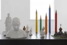 Foto på skulptur och pennor på Skissernas museum. 
