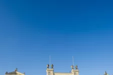 Universitetshusets tak mot en blå himmel.