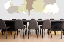 Bild av ett mötesrum med tomma stolar och ett bord.