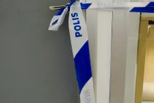 Polisavspärrningar på en dörr.