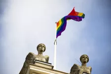 Bild på regnbågsflagga hissad på universitetshuset