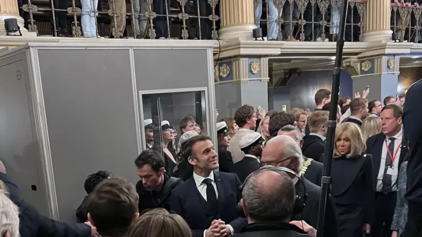 Macron omgiven av folk.