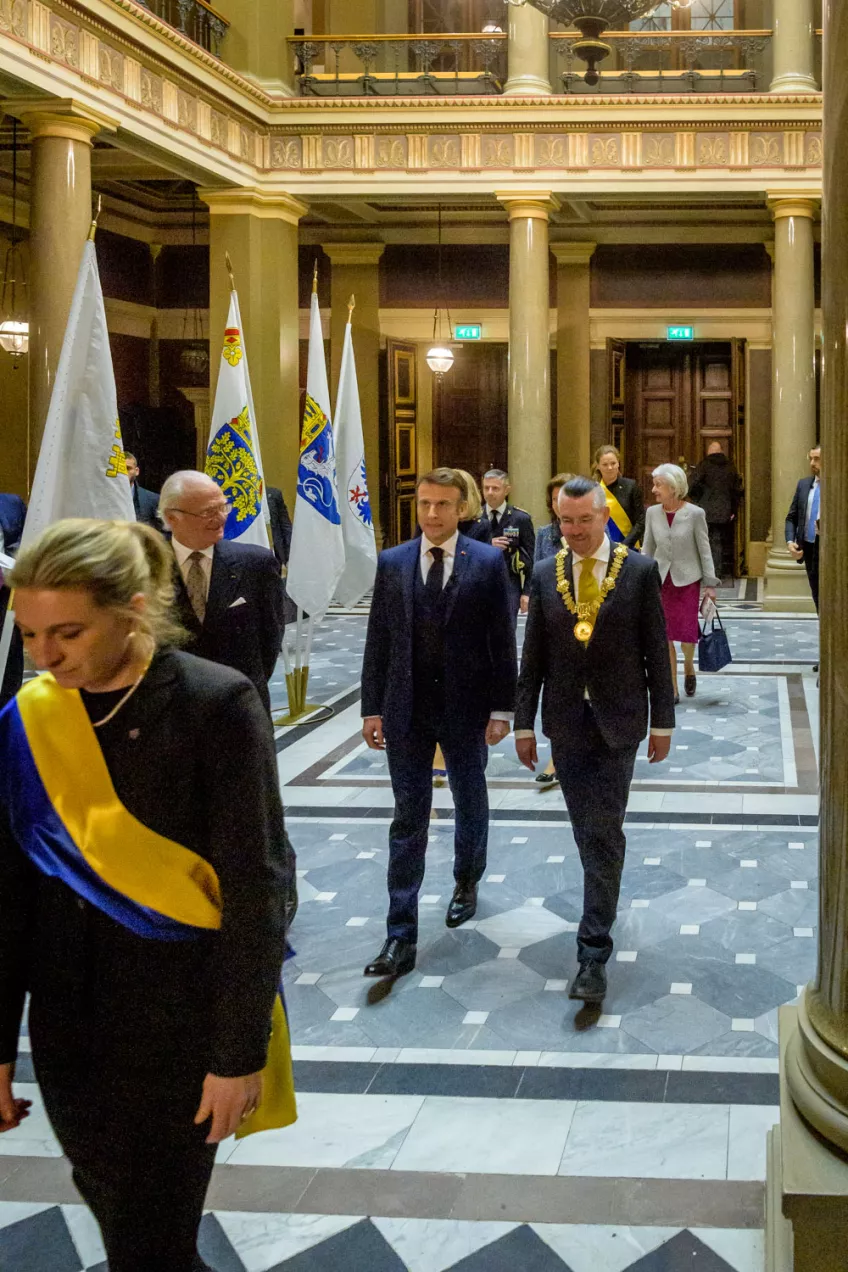 Macron, Erik Renström och Kungen går in i universitetshuset.