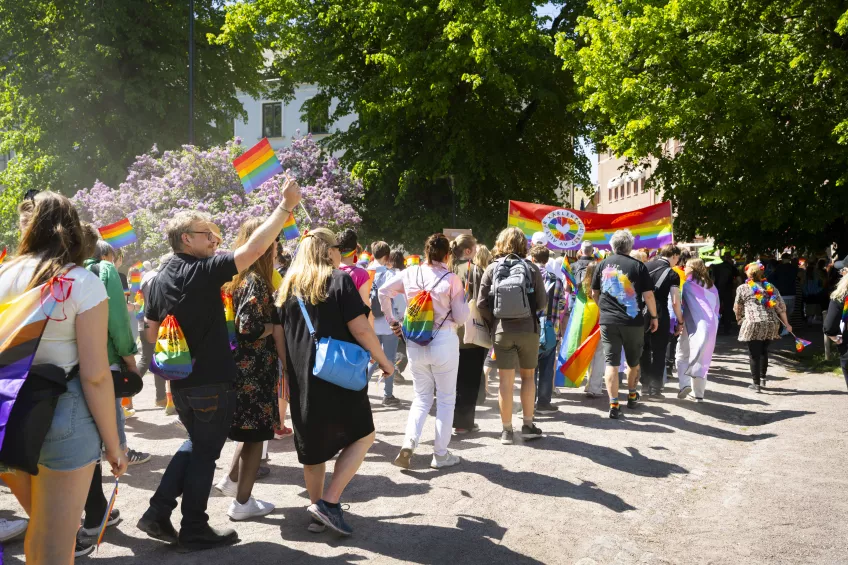 Den 18 maj bjöd universitetet in till mingel och gemensamt deltagande i Prideparaden i Universitetshusets atrium, 
